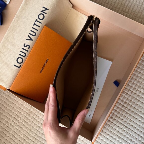 Louis Vuittion Toiletry Pouch 26 - Picture 2 of 3